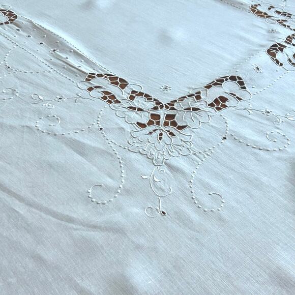 Vintage White Cutwork 97” x 62” Tablecloth Set w/ 6 Embroidered Napkins - Picture 9 of 16